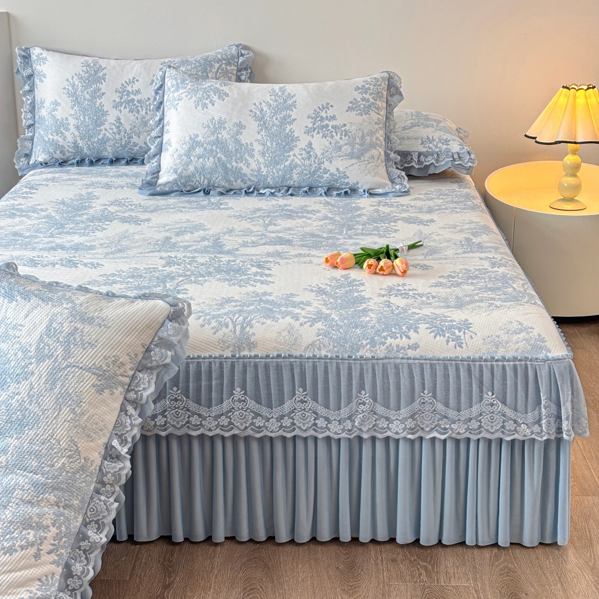 91家纺网 家纺一手货源 找家纺 金艾草 2026新款PE双面提花床裙凉席三件套 清新-蓝色