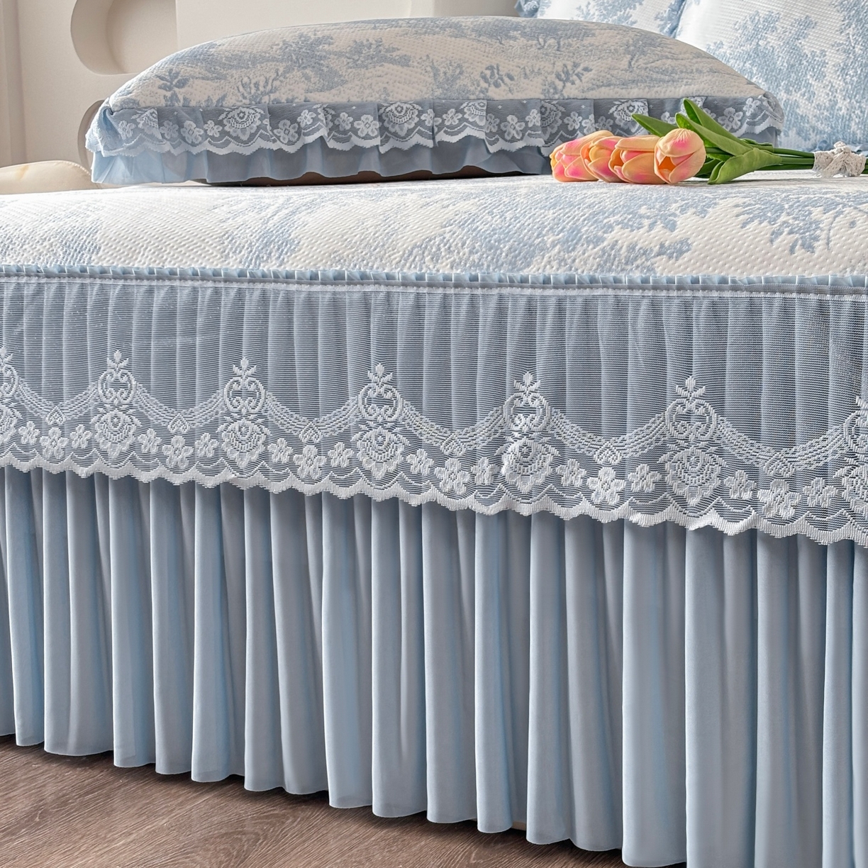 91家纺网 家纺一手货源 找家纺 金艾草 2026新款PE双面提花床裙凉席三件套 清新-蓝色