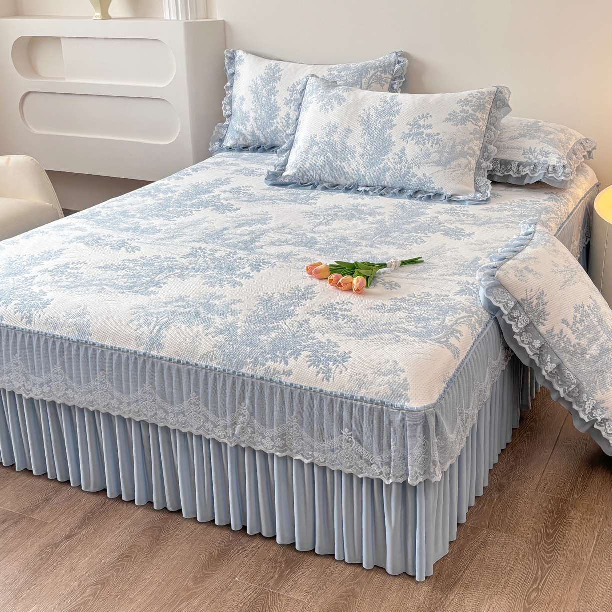 91家纺网 家纺一手货源 找家纺 金艾草 2026新款PE双面提花床裙凉席三件套 清新-蓝色