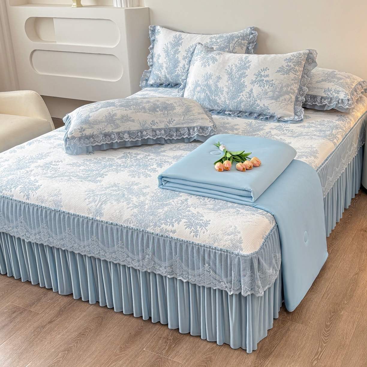 91家纺网 家纺一手货源 找家纺 金艾草 2026新款PE双面提花床裙凉席三件套 清新-蓝色