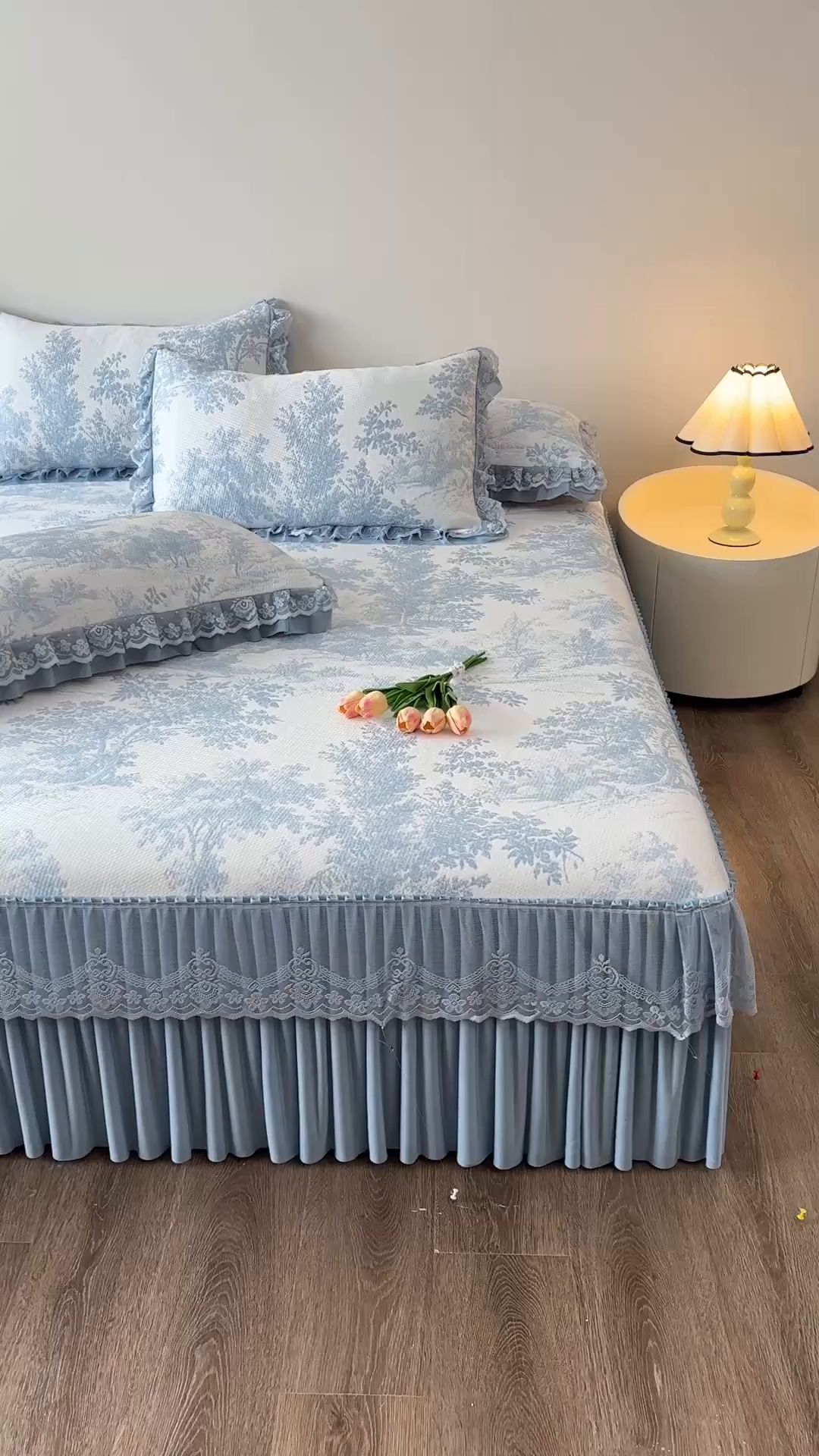 91家纺网 家纺一手货源 找家纺 金艾草 2026新款PE双面提花床裙凉席三件套 清新-蓝色