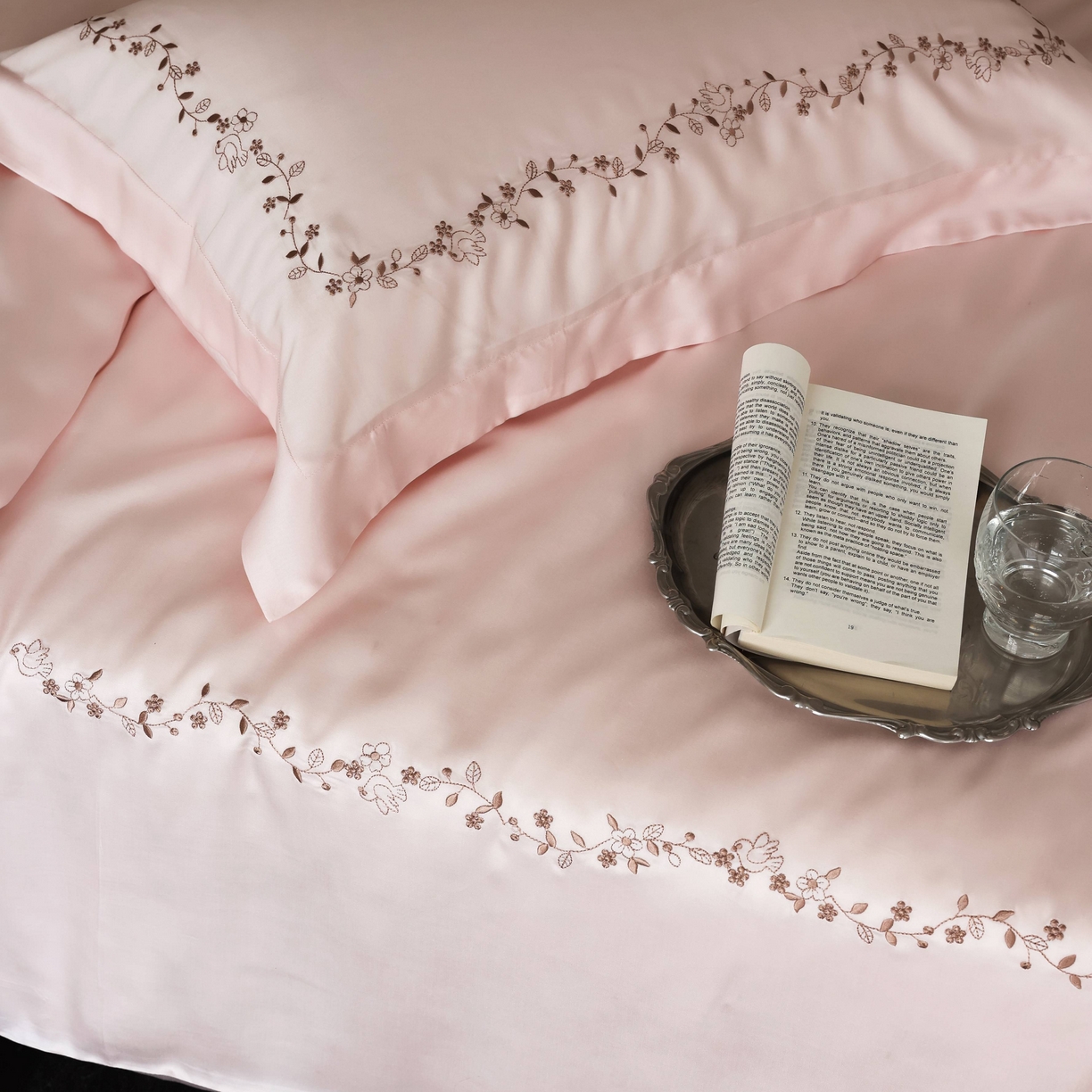 91家纺网 家纺一手货源 找家纺 初拾 2026新款60支奥地利进口兰精天丝四件套—嘉丽斯 嘉丽斯-轻柔粉