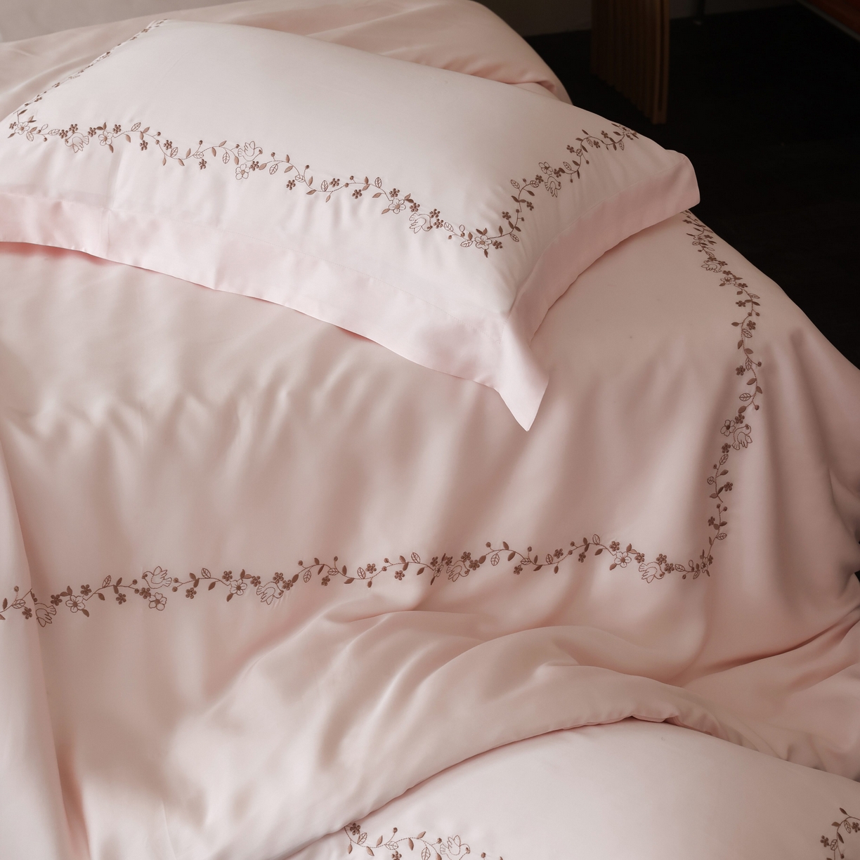 91家纺网 家纺一手货源 找家纺 初拾 2026新款60支奥地利进口兰精天丝四件套—嘉丽斯 嘉丽斯-轻柔粉