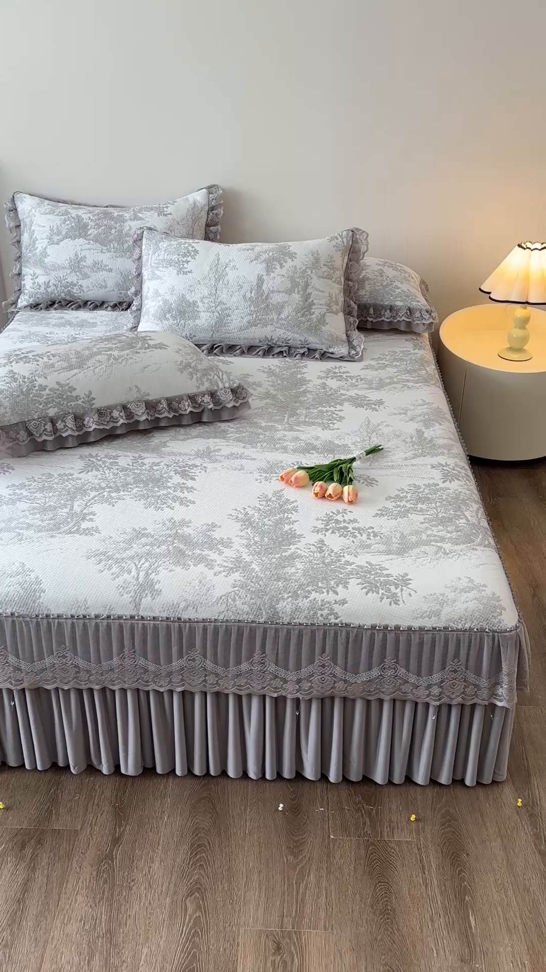 91家纺网 家纺一手货源 找家纺 金艾草 2026新款PE双面提花床裙凉席三件套 清新-灰色