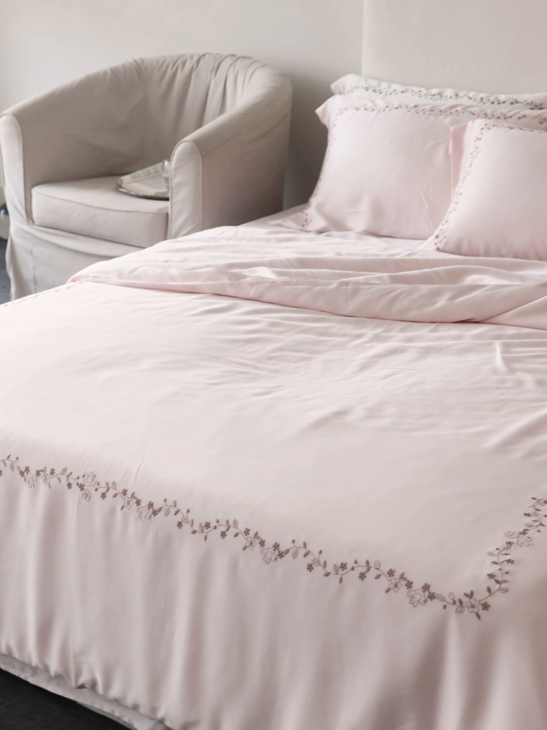 91家纺网 家纺一手货源 找家纺 初拾 2026新款60支奥地利进口兰精天丝四件套—嘉丽斯 嘉丽斯-轻柔粉