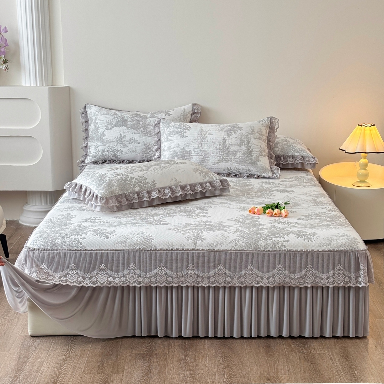 91家纺网 家纺一手货源 找家纺 金艾草 2026新款PE双面提花床裙凉席三件套 清新-灰色