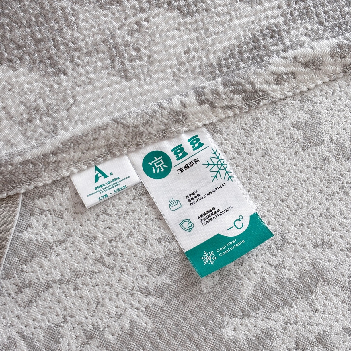 91家纺网 家纺一手货源 找家纺 金艾草 2026新款PE双面提花床裙凉席三件套 清新-灰色