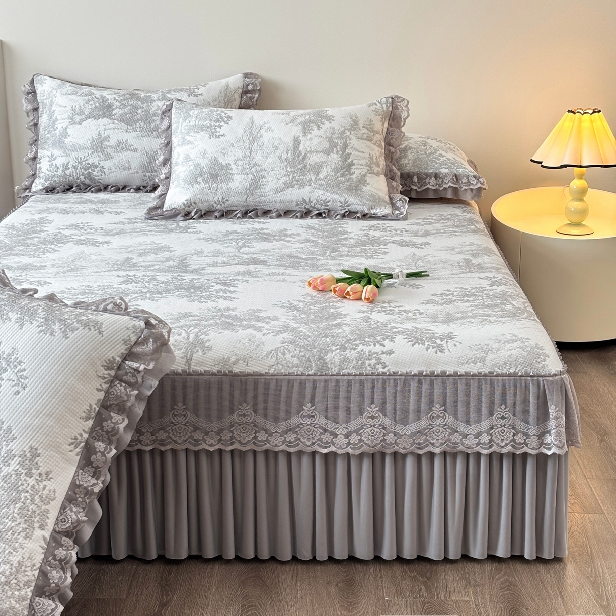 91家纺网 家纺一手货源 找家纺 金艾草 2026新款PE双面提花床裙凉席三件套 清新-灰色