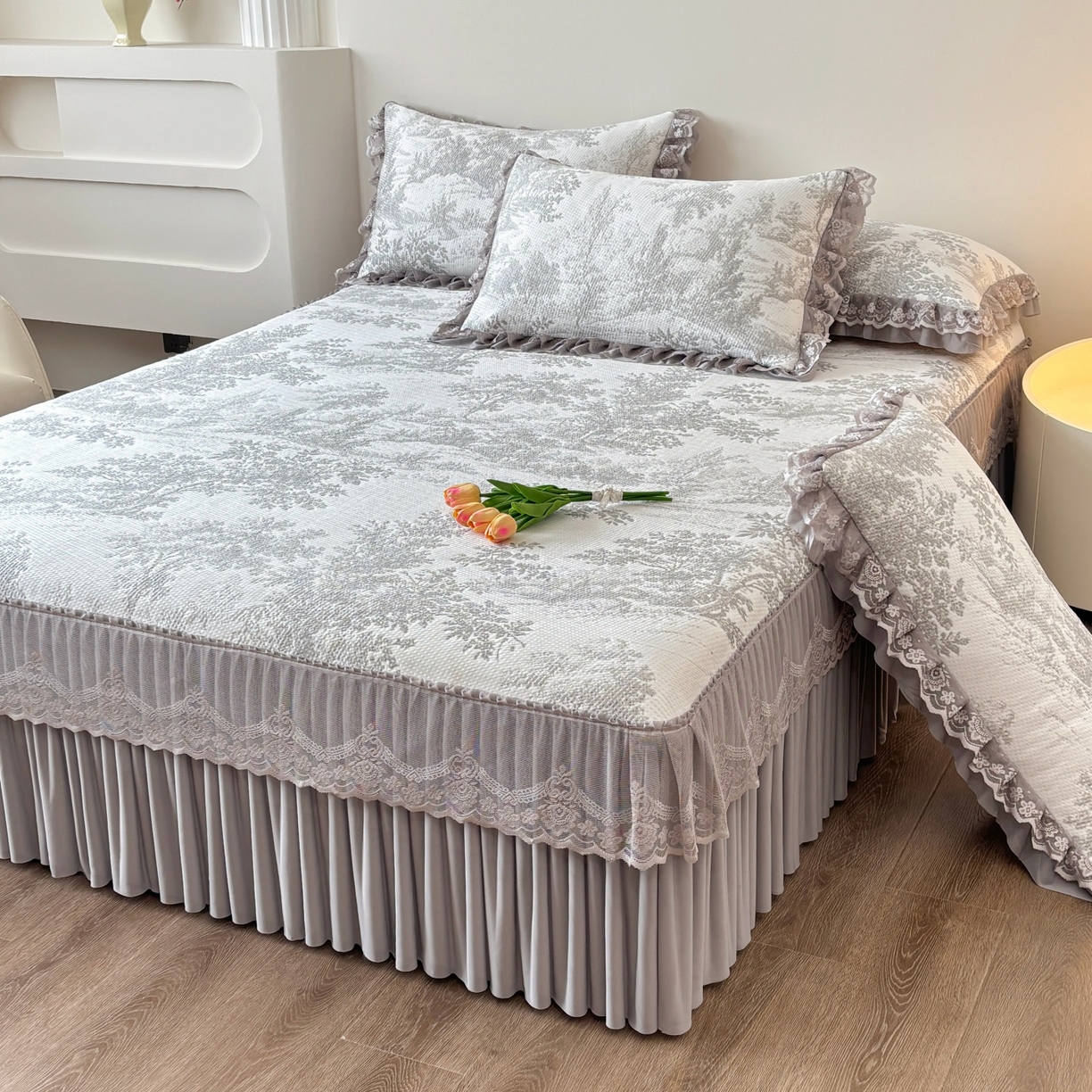 91家纺网 家纺一手货源 找家纺 金艾草 2026新款PE双面提花床裙凉席三件套 清新-灰色