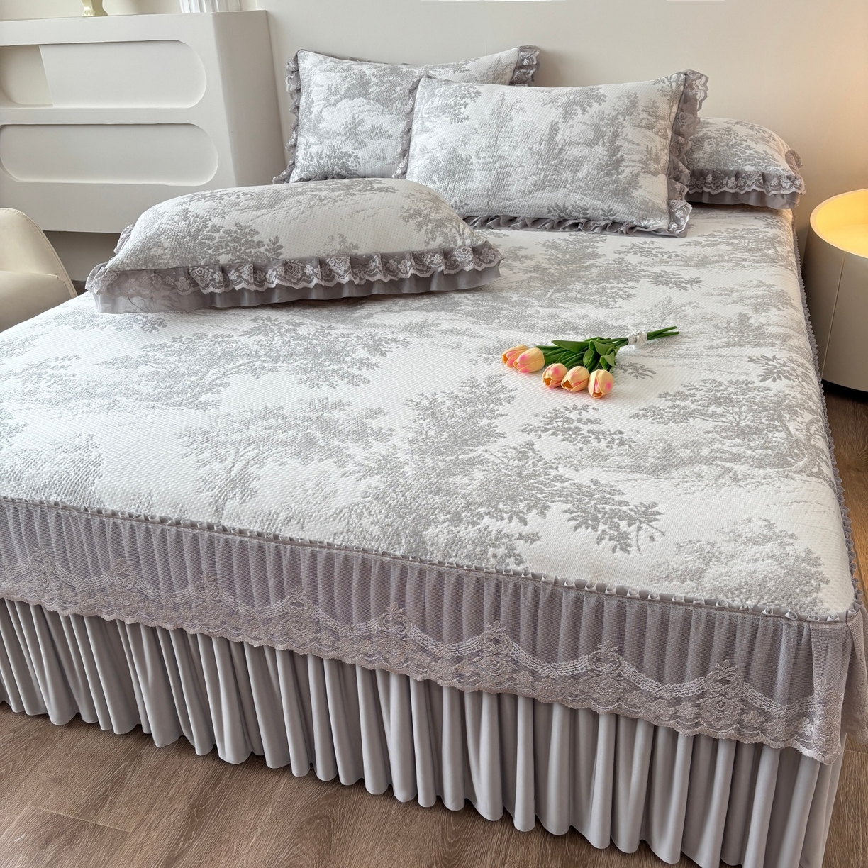 91家纺网 家纺一手货源 找家纺 金艾草 2026新款PE双面提花床裙凉席三件套 清新-灰色