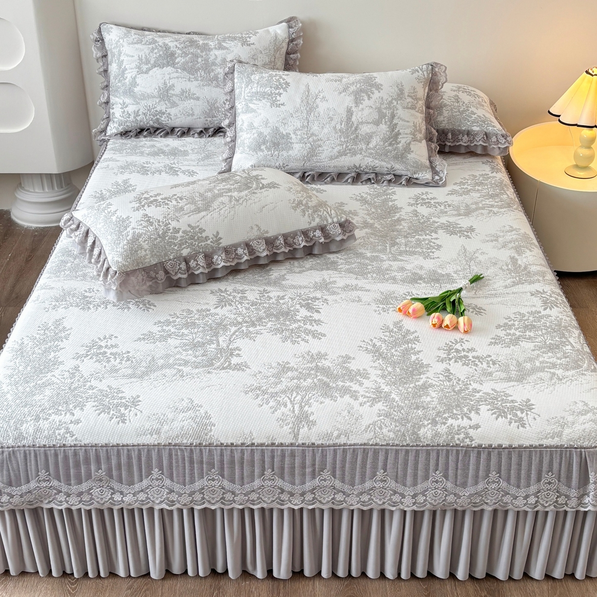 91家纺网 家纺一手货源 找家纺 金艾草 2026新款PE双面提花床裙凉席三件套 清新-灰色