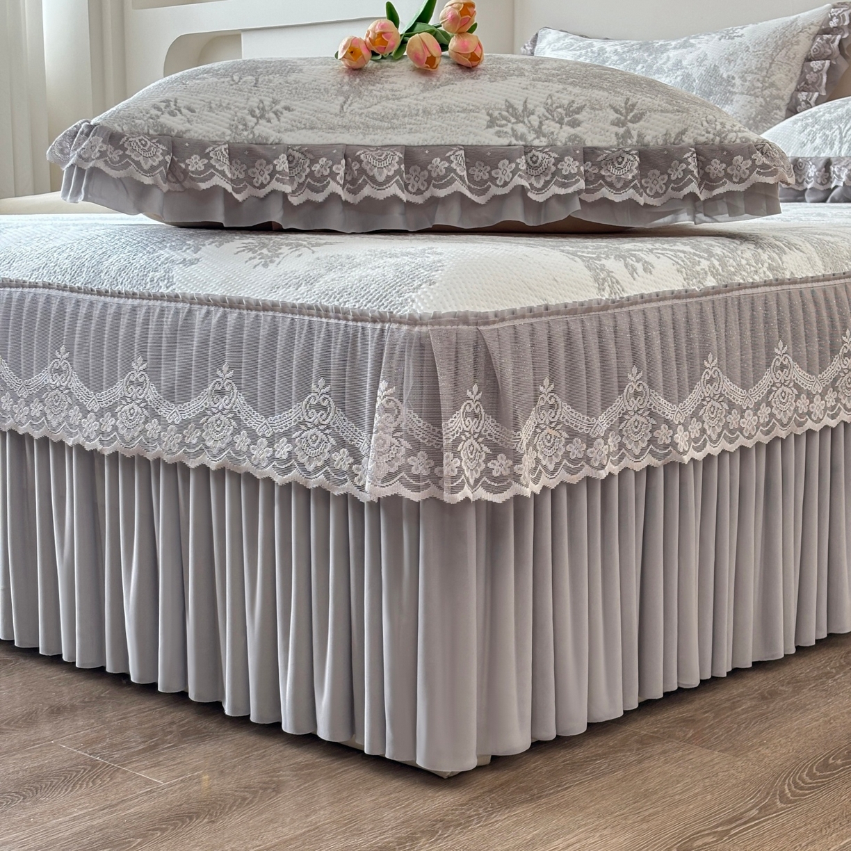 91家纺网 家纺一手货源 找家纺 金艾草 2026新款PE双面提花床裙凉席三件套 清新-灰色