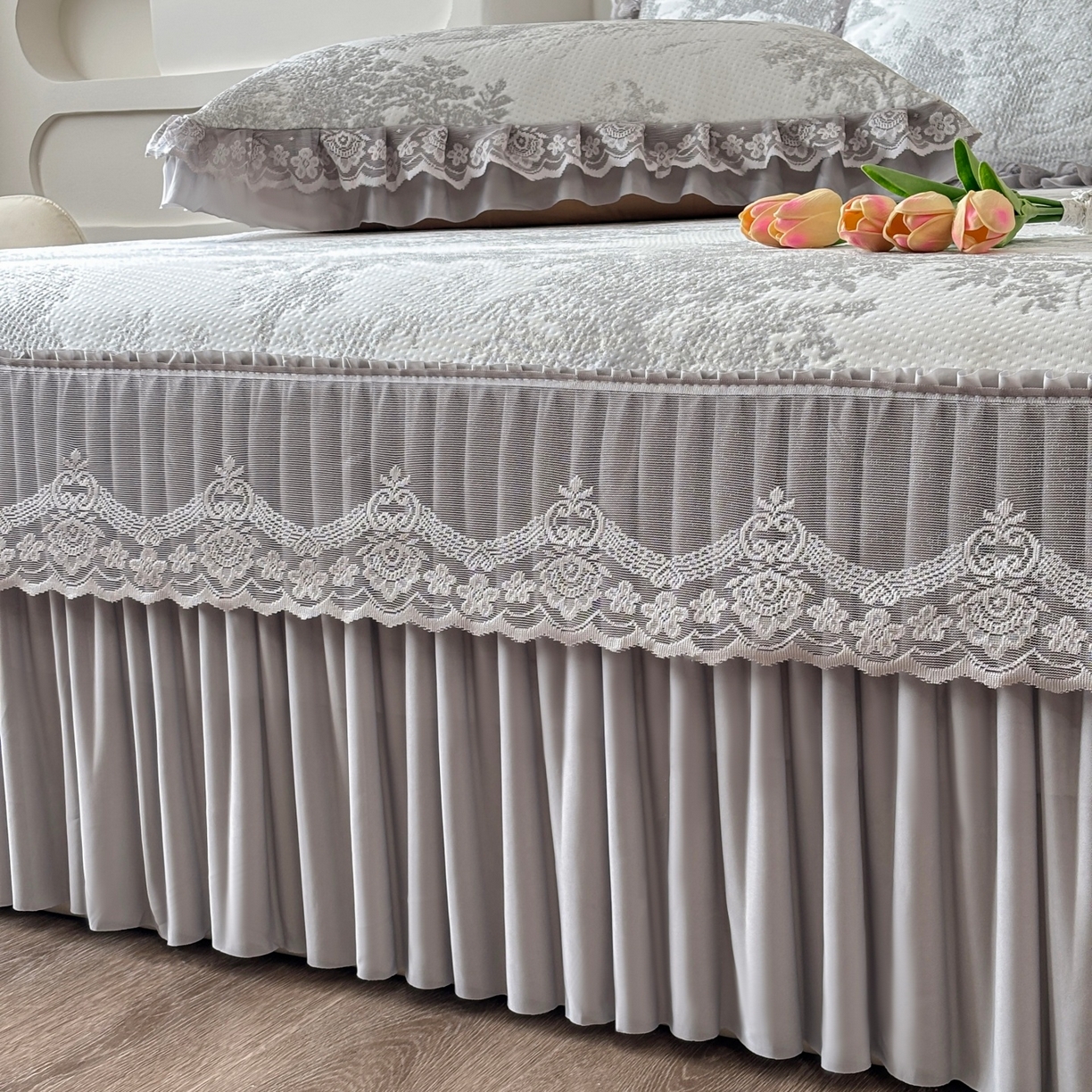 91家纺网 家纺一手货源 找家纺 金艾草 2026新款PE双面提花床裙凉席三件套 清新-灰色