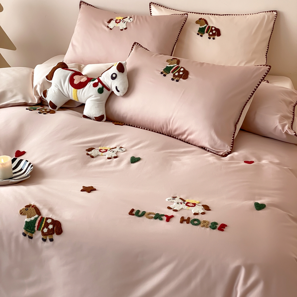 91家纺网 家纺一手货源 找家纺 FORTWO家纺原创设计（FOR TWO家纺） 2026新款50长绒棉纯棉双针毛巾绣四件套【（券前）基础价不低于小号268元，中号348元，大号388元 床笠加10元】 旋转木马