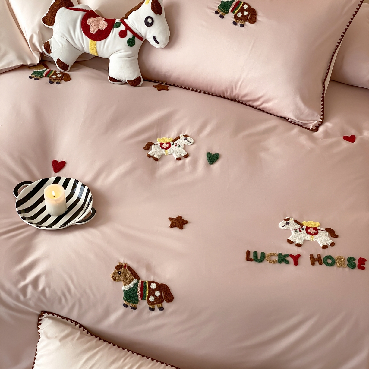 91家纺网 家纺一手货源 找家纺 FORTWO家纺原创设计（FOR TWO家纺） 2026新款50长绒棉纯棉双针毛巾绣四件套【（券前）基础价不低于小号268元，中号348元，大号388元 床笠加10元】 旋转木马