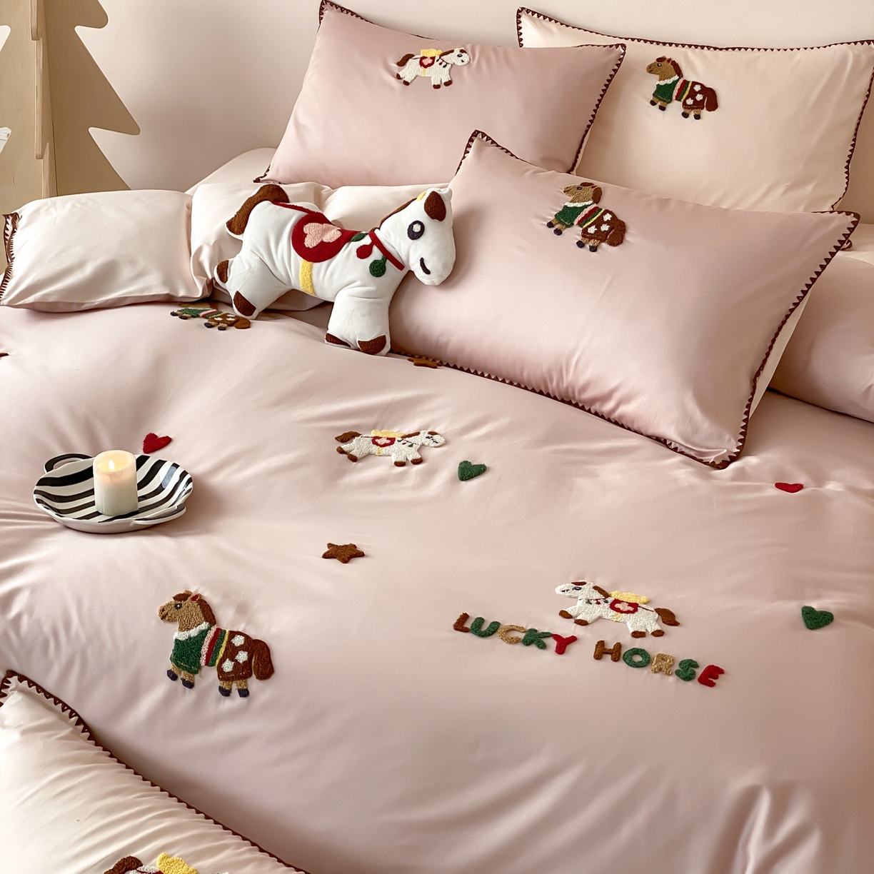 91家纺网 家纺一手货源 找家纺 FORTWO家纺原创设计（FOR TWO家纺） 2026新款50长绒棉纯棉双针毛巾绣四件套【（券前）基础价不低于小号268元，中号348元，大号388元 床笠加10元】 旋转木马