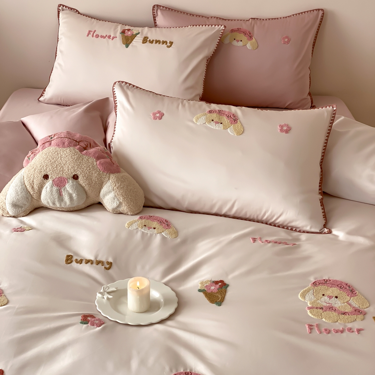 91家纺网 家纺一手货源 找家纺 FORTWO家纺原创设计（FOR TWO家纺） 2026新款50长绒棉纯棉双针毛巾绣四件套【（券前）基础价不低于小号268元，中号348元，大号388元 床笠加10元】 奶盖熊