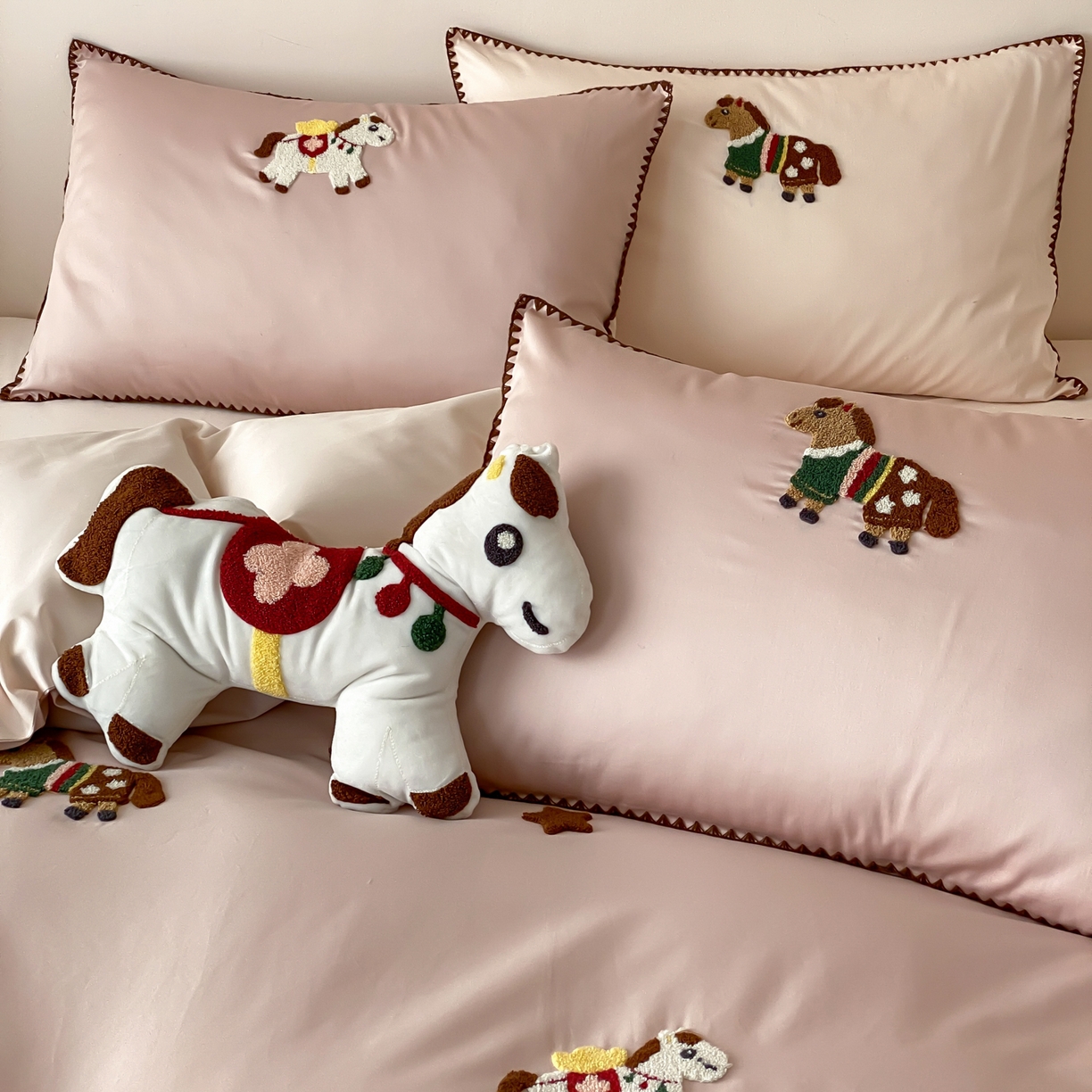 91家纺网 家纺一手货源 找家纺 FORTWO家纺原创设计（FOR TWO家纺） 2026新款50长绒棉纯棉双针毛巾绣四件套【（券前）基础价不低于小号268元，中号348元，大号388元 床笠加10元】 旋转木马