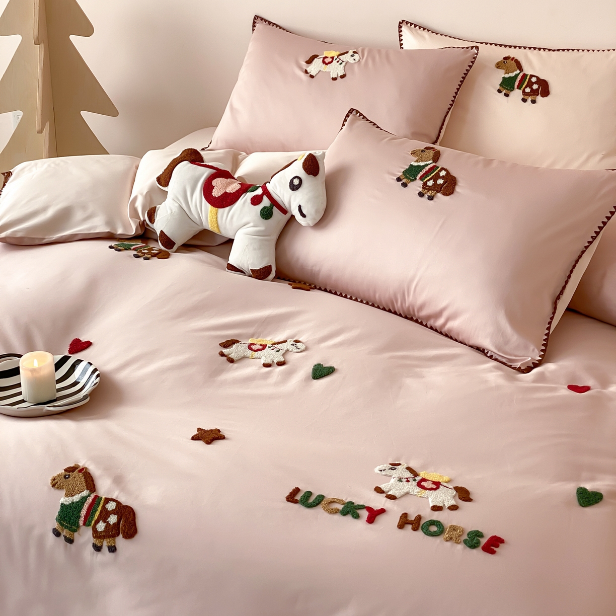 91家纺网 家纺一手货源 找家纺 FORTWO家纺原创设计（FOR TWO家纺） 2026新款50长绒棉纯棉双针毛巾绣四件套【（券前）基础价不低于小号268元，中号348元，大号388元 床笠加10元】 旋转木马