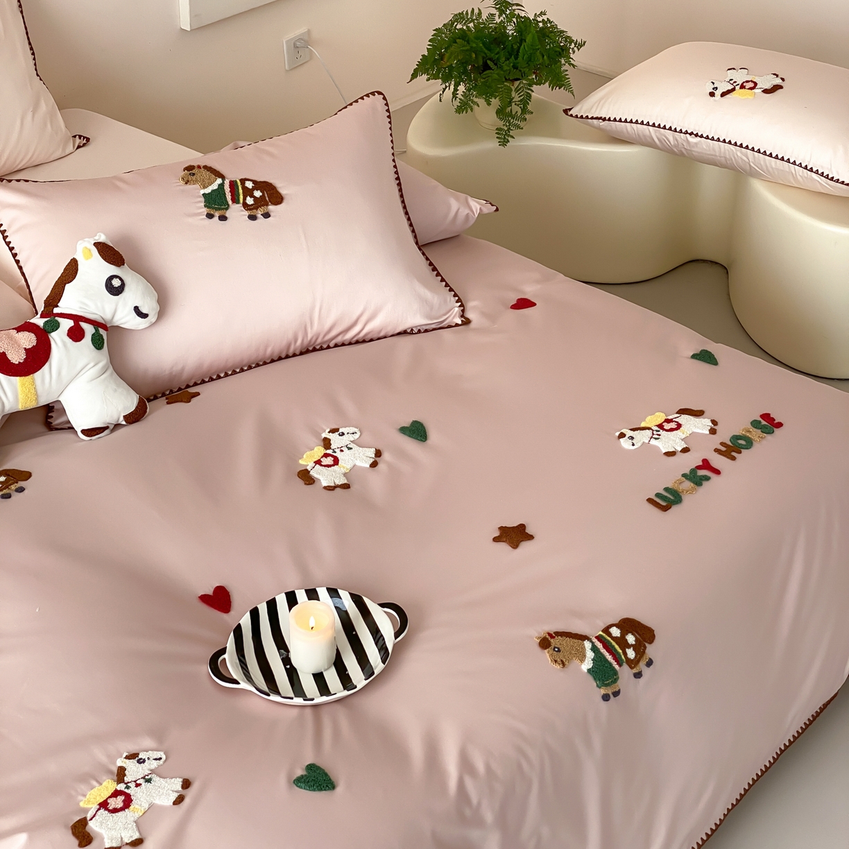 91家纺网 家纺一手货源 找家纺 FORTWO家纺原创设计（FOR TWO家纺） 2026新款50长绒棉纯棉双针毛巾绣四件套【（券前）基础价不低于小号268元，中号348元，大号388元 床笠加10元】 旋转木马