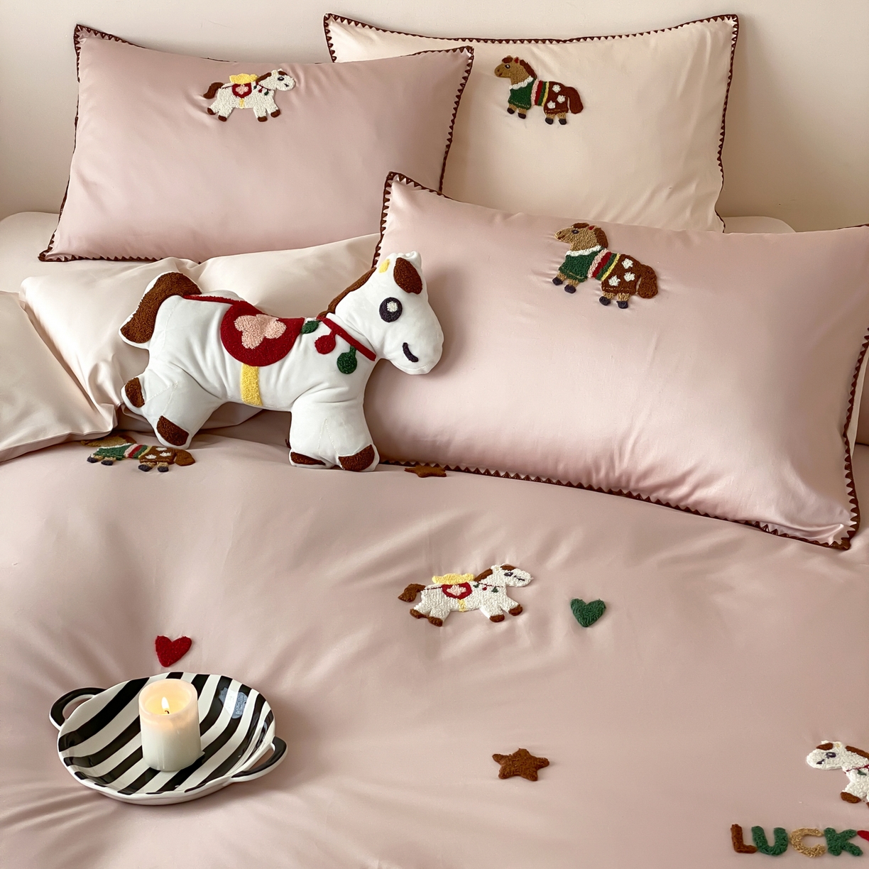 91家纺网 家纺一手货源 找家纺 FORTWO家纺原创设计（FOR TWO家纺） 2026新款50长绒棉纯棉双针毛巾绣四件套【（券前）基础价不低于小号268元，中号348元，大号388元 床笠加10元】 旋转木马