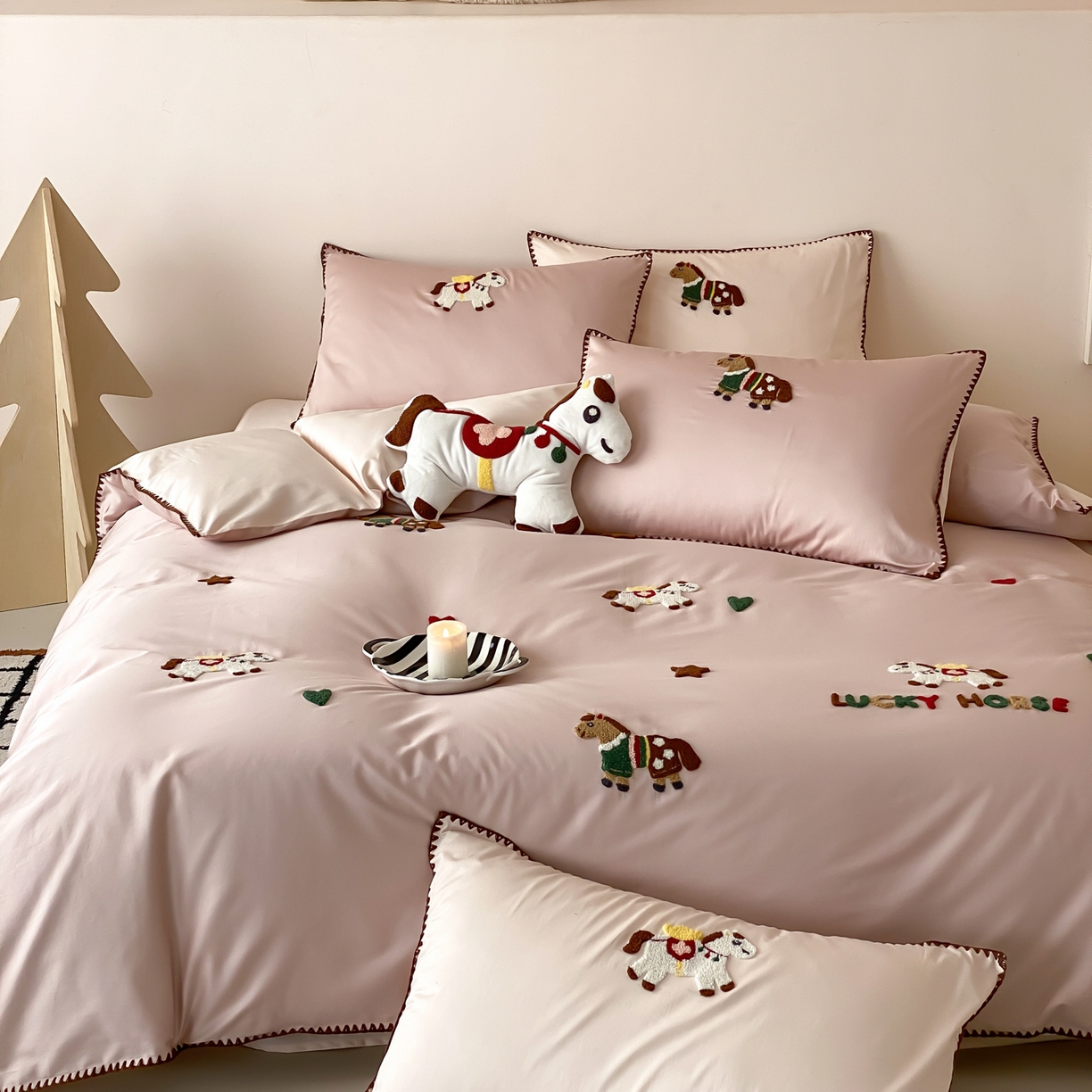 91家纺网 家纺一手货源 找家纺 FORTWO家纺原创设计（FOR TWO家纺） 2026新款50长绒棉纯棉双针毛巾绣四件套【（券前）基础价不低于小号268元，中号348元，大号388元 床笠加10元】 旋转木马