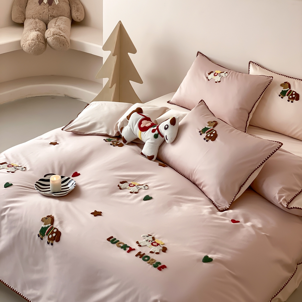 91家纺网 家纺一手货源 找家纺 FORTWO家纺原创设计（FOR TWO家纺） 2026新款50长绒棉纯棉双针毛巾绣四件套【（券前）基础价不低于小号268元，中号348元，大号388元 床笠加10元】 旋转木马