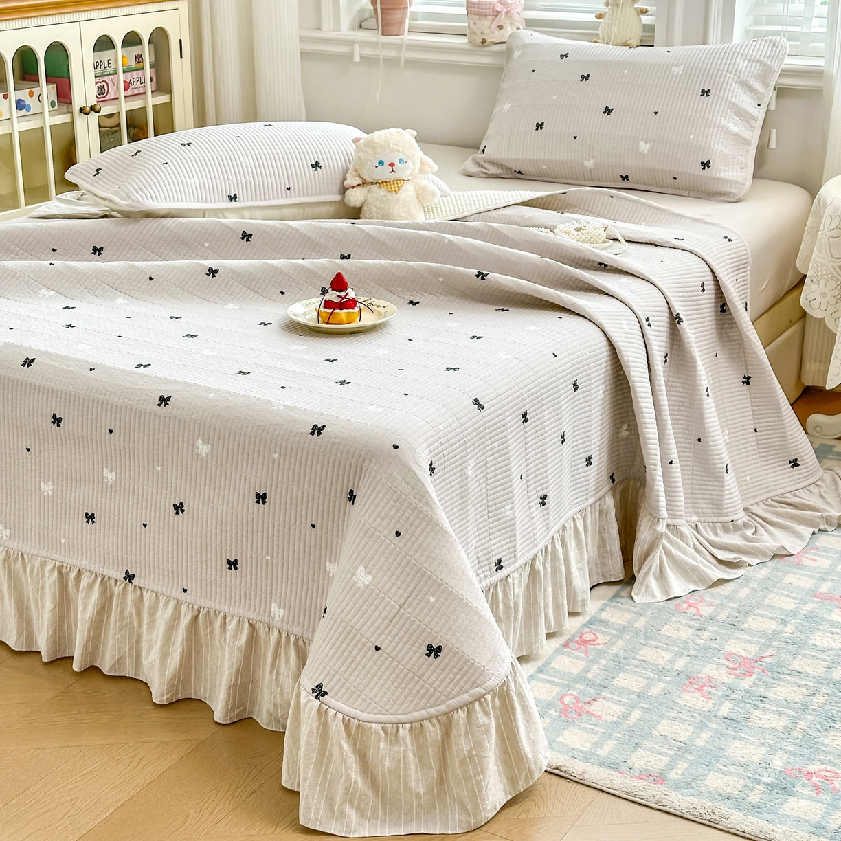 91家纺网 家纺一手货源 找家纺 欣宜家纺 2026新款法式大花边全棉床盖三件套 蝴蝶结咖