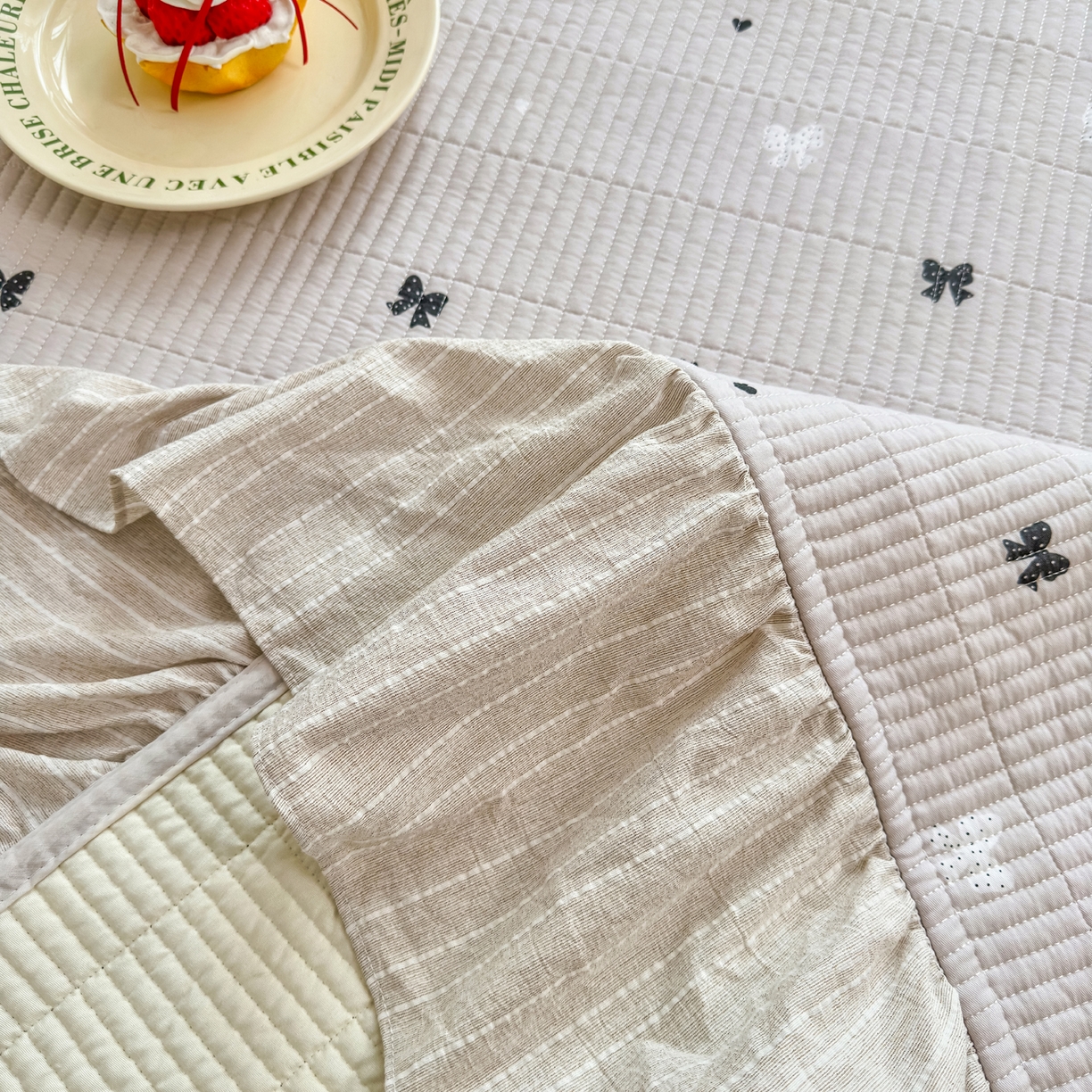 91家纺网 家纺一手货源 找家纺 欣宜家纺 2026新款法式大花边全棉床盖三件套 蝴蝶结咖