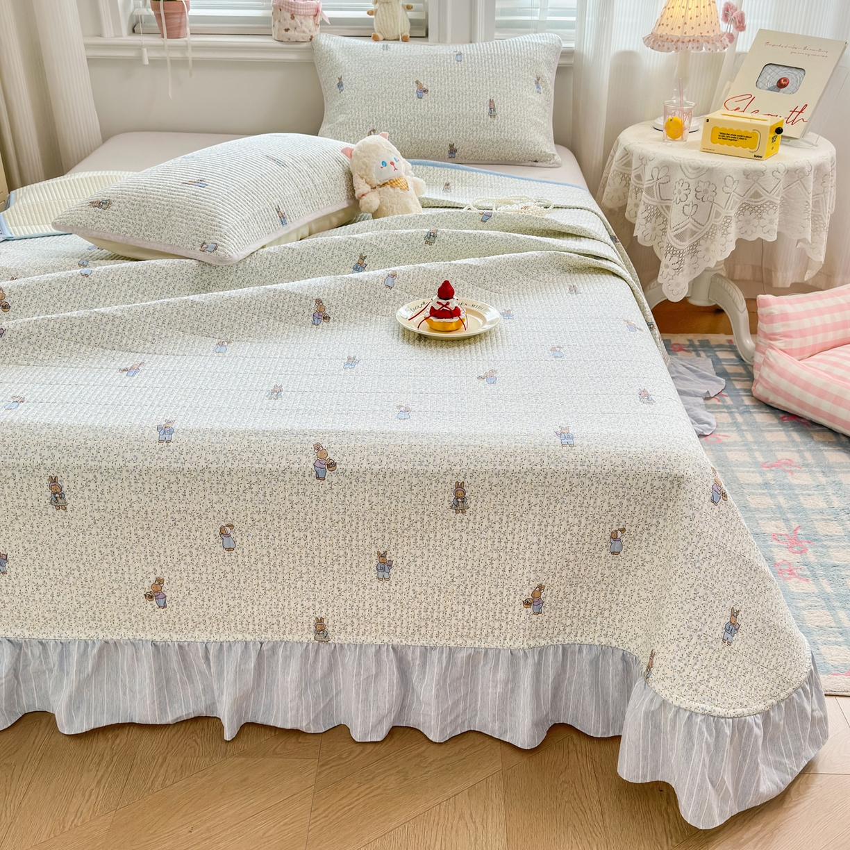 91家纺网 家纺一手货源 找家纺 欣宜家纺 2026新款法式大花边全棉床盖三件套 田园兔蓝