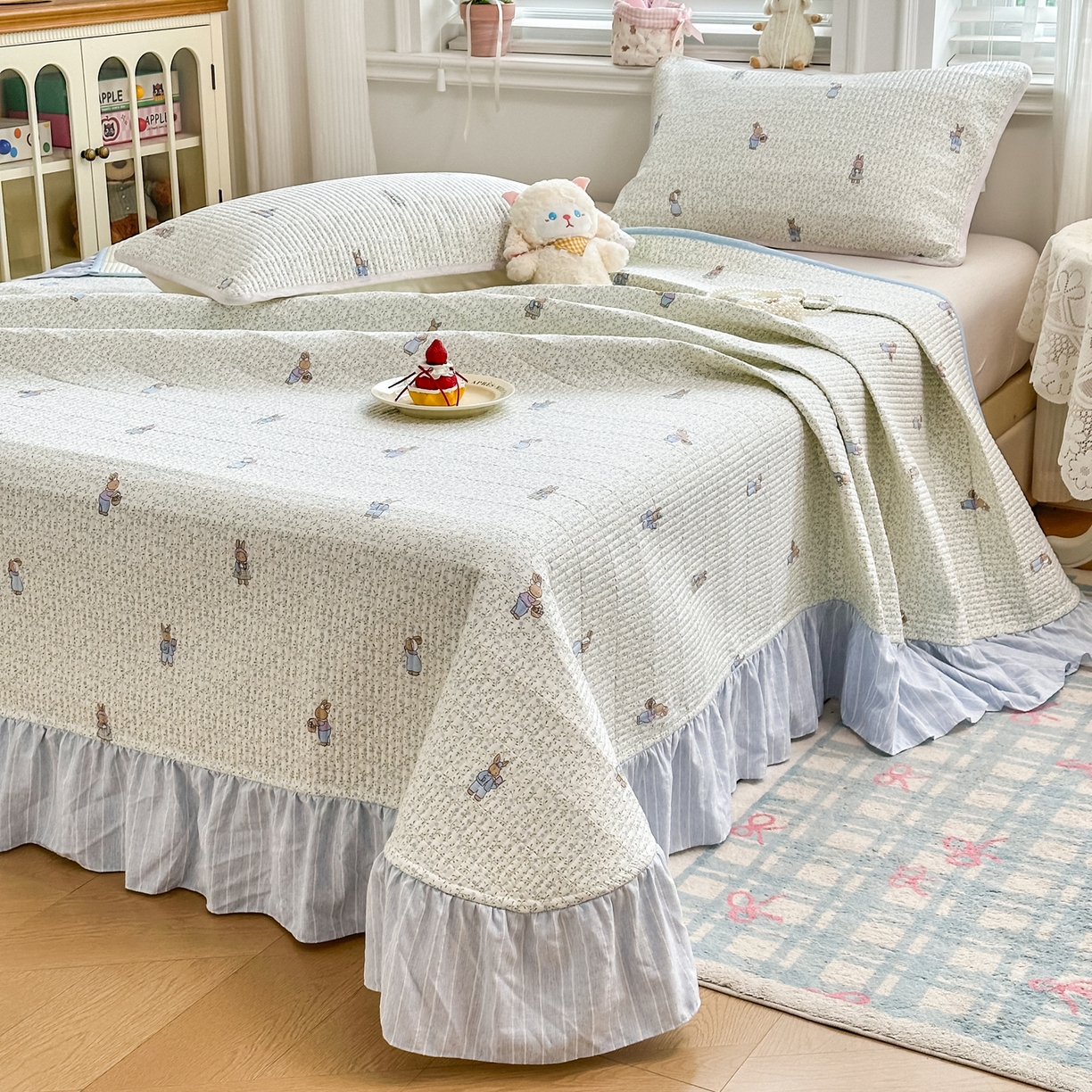 91家纺网 家纺一手货源 找家纺 欣宜家纺 2026新款法式大花边全棉床盖三件套 田园兔蓝