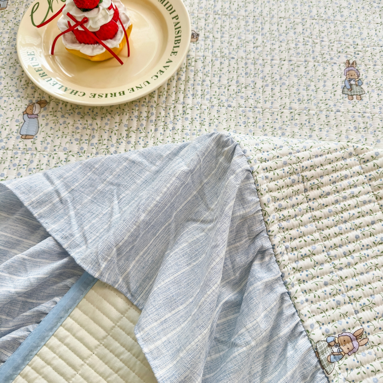 91家纺网 家纺一手货源 找家纺 欣宜家纺 2026新款法式大花边全棉床盖三件套 田园兔蓝