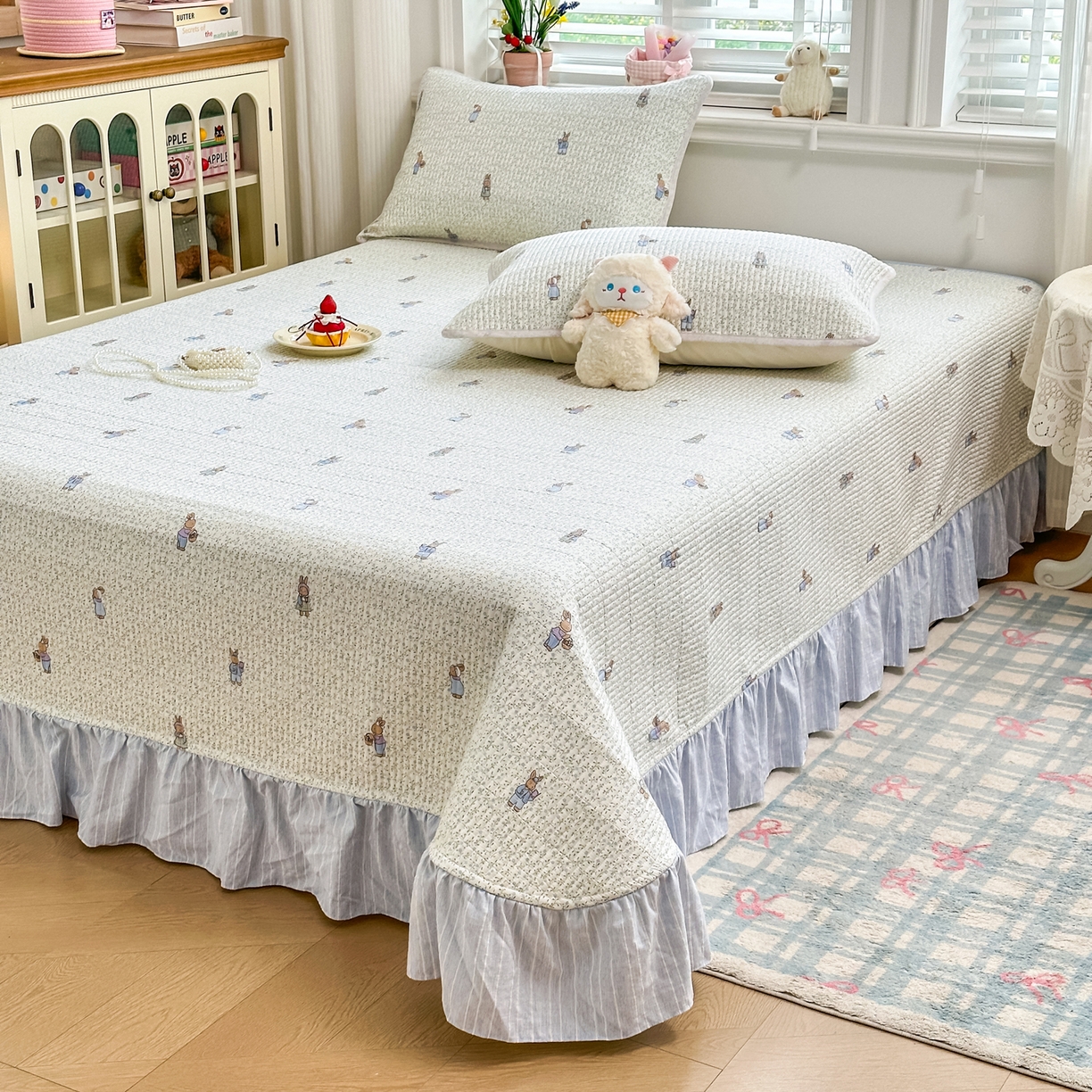 91家纺网 家纺一手货源 找家纺 欣宜家纺 2026新款法式大花边全棉床盖三件套 田园兔蓝