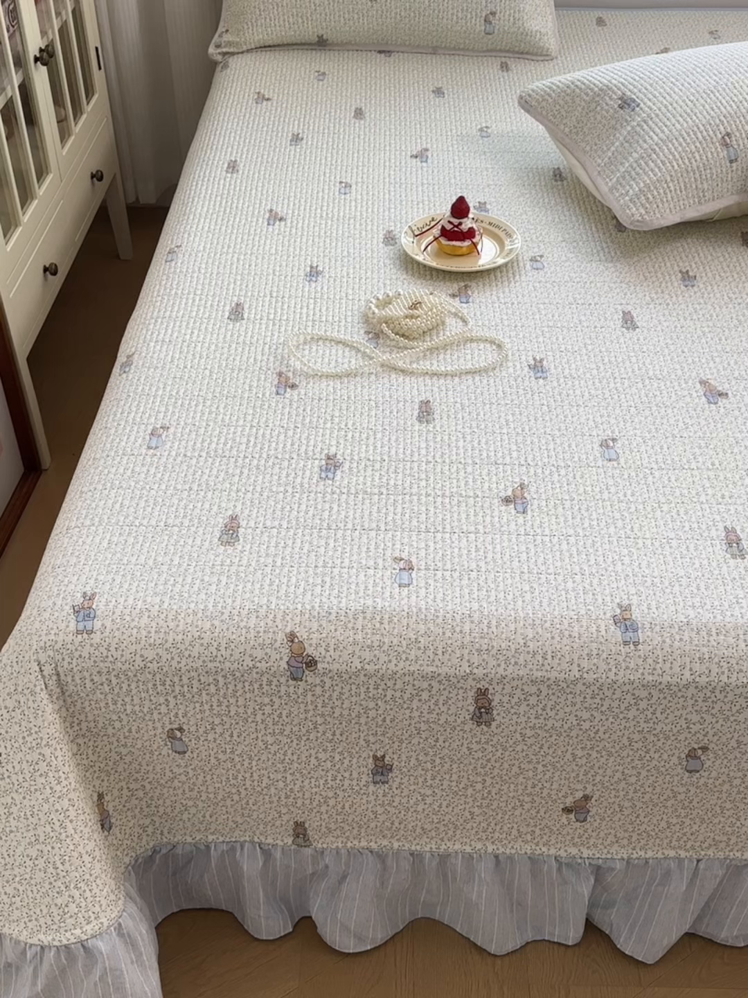 91家纺网 家纺一手货源 找家纺 欣宜家纺 2026新款法式大花边全棉床盖三件套 田园兔蓝