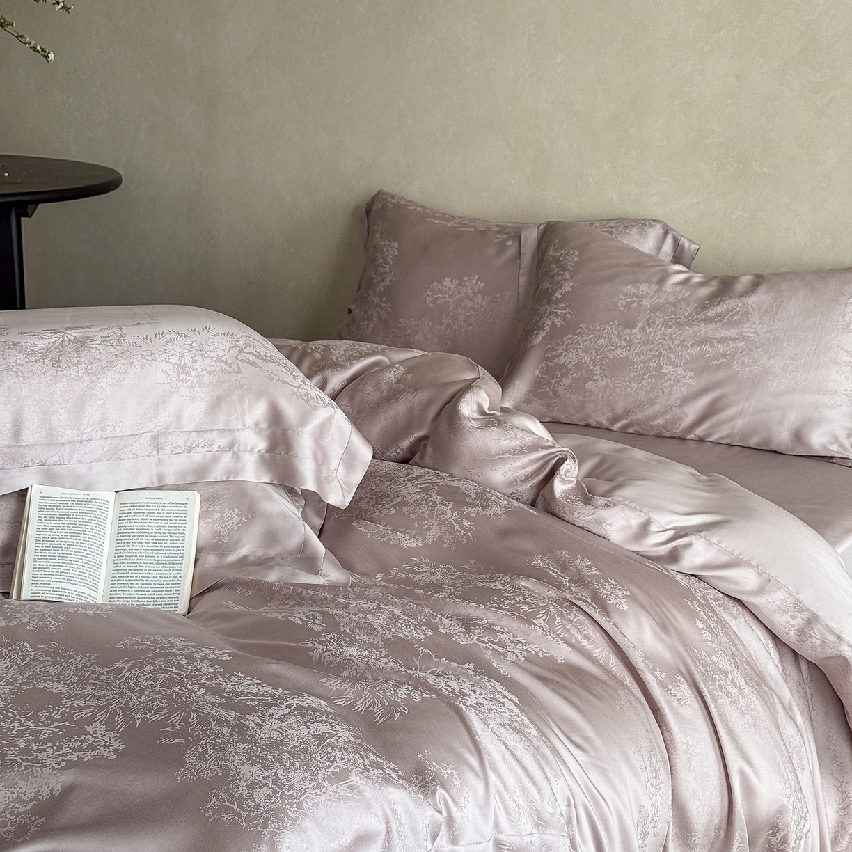 91家纺网 家纺一手货源 找家纺 花时间 2026新款60s兰精天丝四件套-赫本天丝款 会员减10 参与日常超级立减9折后不低于368/388 天丝款-赫本浅紫