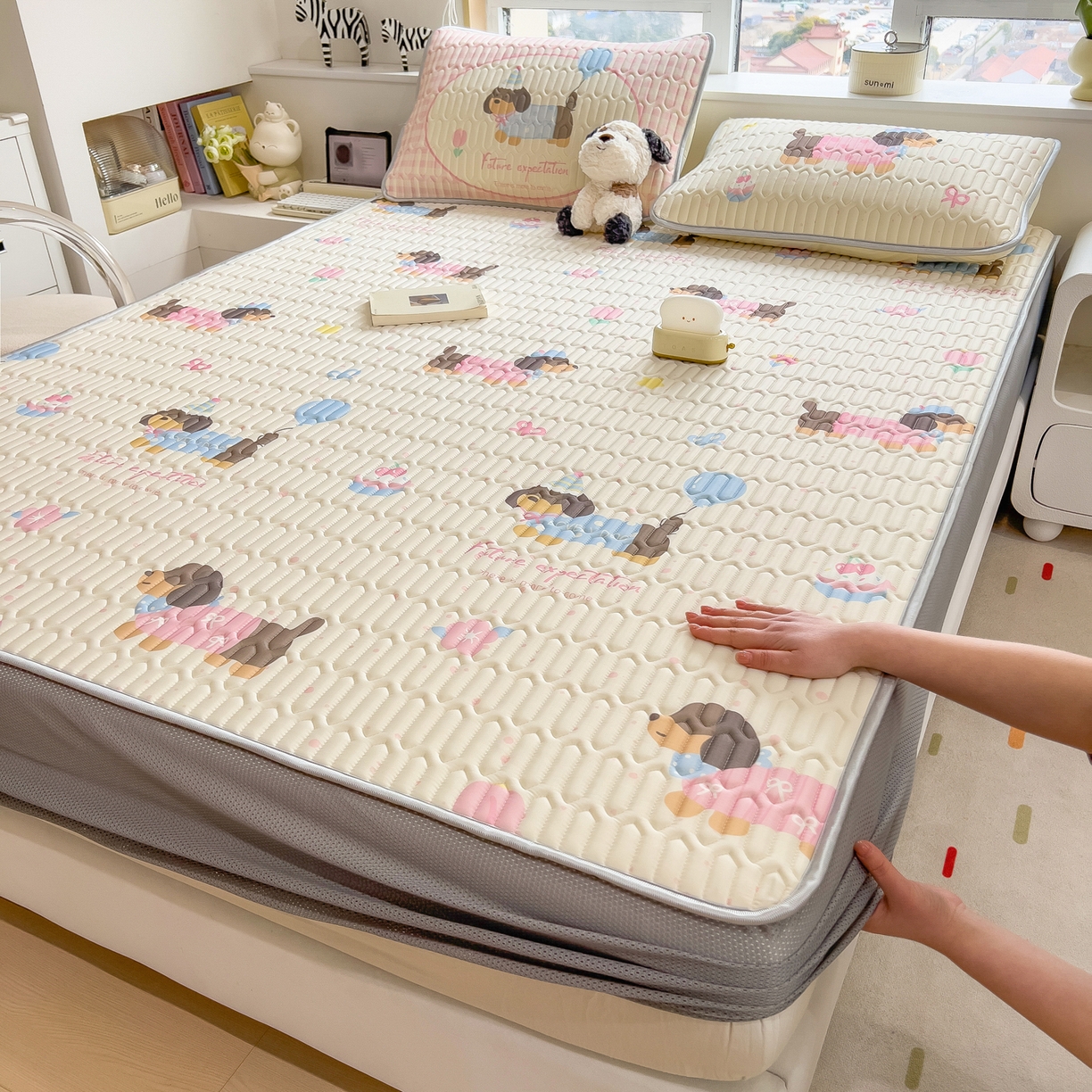 91家纺网 家纺一手货源 找家纺 （总）摩妮卡 2026春夏新款凉感丝印花小清新乳胶凉席席子床笠款三件套