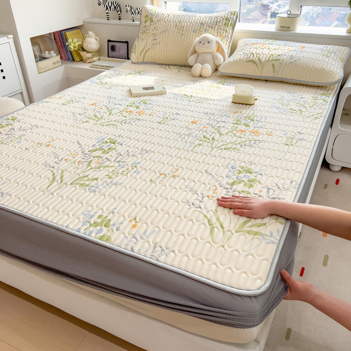 91家纺网 家纺一手货源 找家纺 （总）摩妮卡 2026春夏新款凉感丝印花小清新乳胶凉席席子床笠款三件套