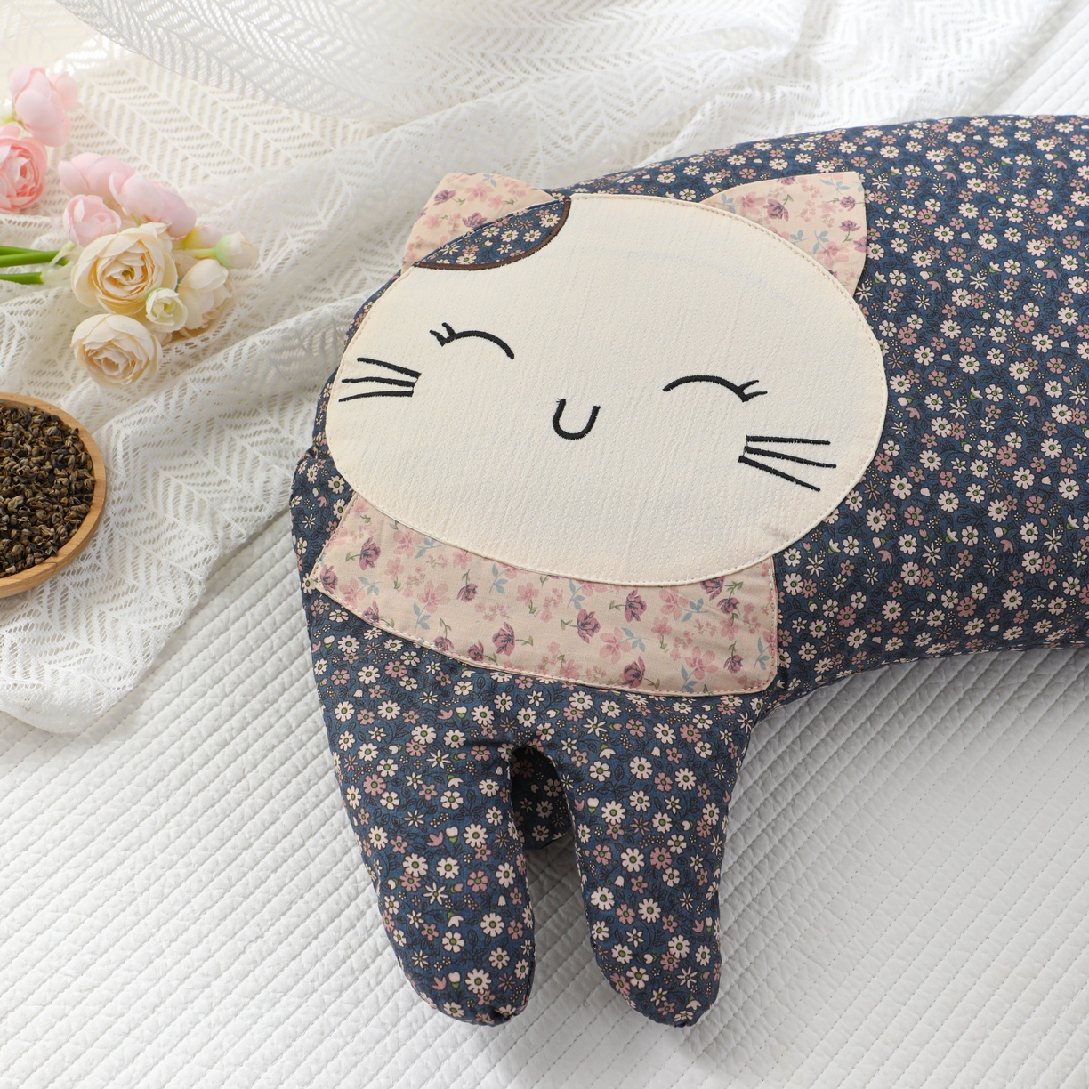 91家纺网 家纺一手货源 找家纺 芯洲 2026年新款卡通猫咪造型可爱抱枕荞麦枕枕头枕芯 幸福喵-深蓝 30*60cm/只