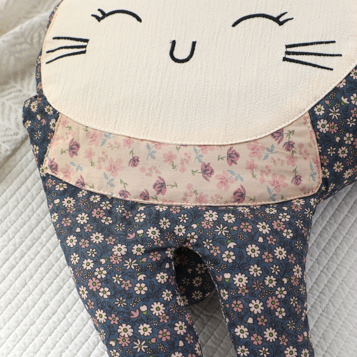 91家纺网 家纺一手货源 找家纺 芯洲 2026年新款卡通猫咪造型可爱抱枕荞麦枕枕头枕芯 幸福喵-深蓝 30*60cm/只