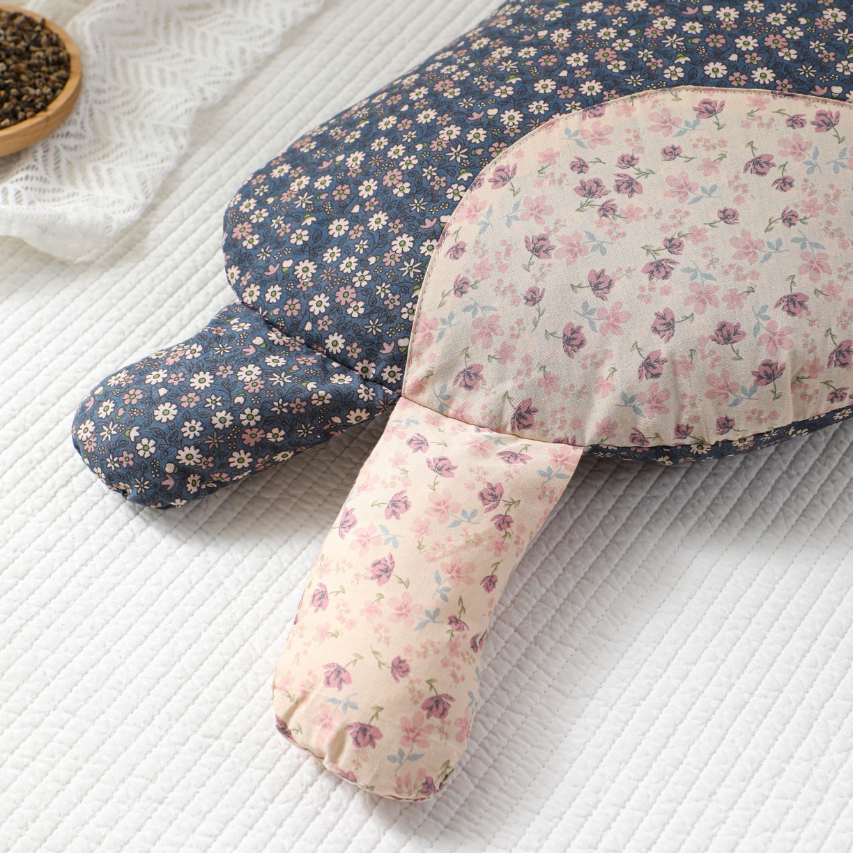 91家纺网 家纺一手货源 找家纺 芯洲 2026年新款卡通猫咪造型可爱抱枕荞麦枕枕头枕芯 幸福喵-深蓝 30*60cm/只