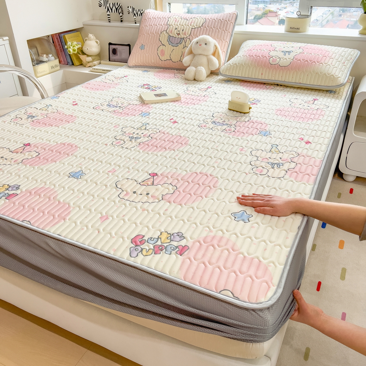 91家纺网 家纺一手货源 找家纺 （总）摩妮卡 2026春夏新款凉感丝印花小清新乳胶凉席席子床笠款三件套