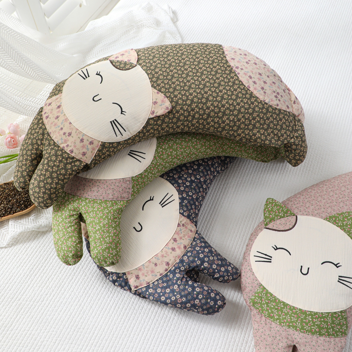 91家纺网 家纺一手货源 找家纺 芯洲 2026年新款卡通猫咪造型可爱抱枕荞麦枕枕头枕芯 幸福喵-黛粉 30*60cm/只