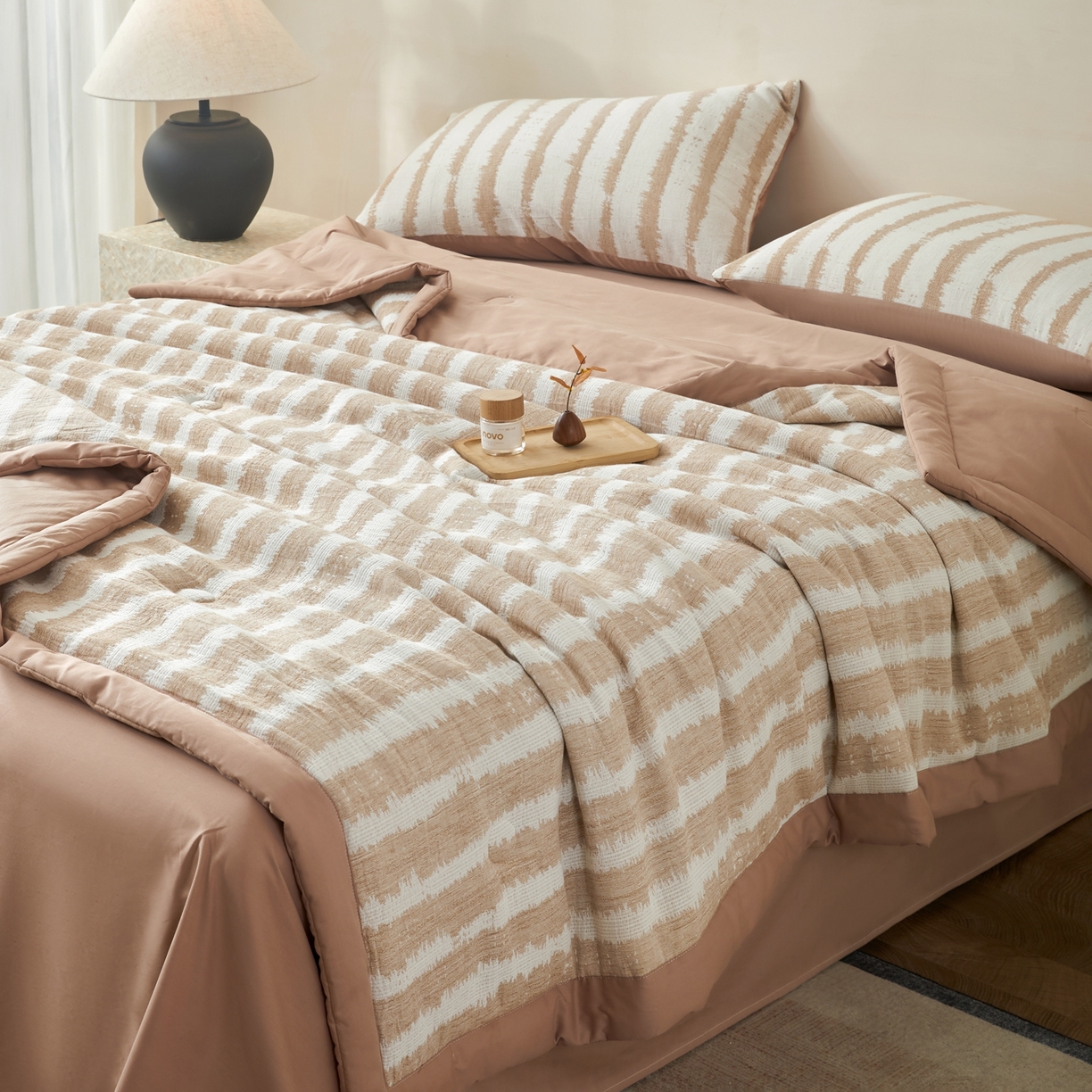 91家纺网 家纺一手货源 找家纺 吾诺家居 2026新款全棉纯棉大提花新疆棉花夏被夏凉被空调被四件套-律动 律动-奶咖