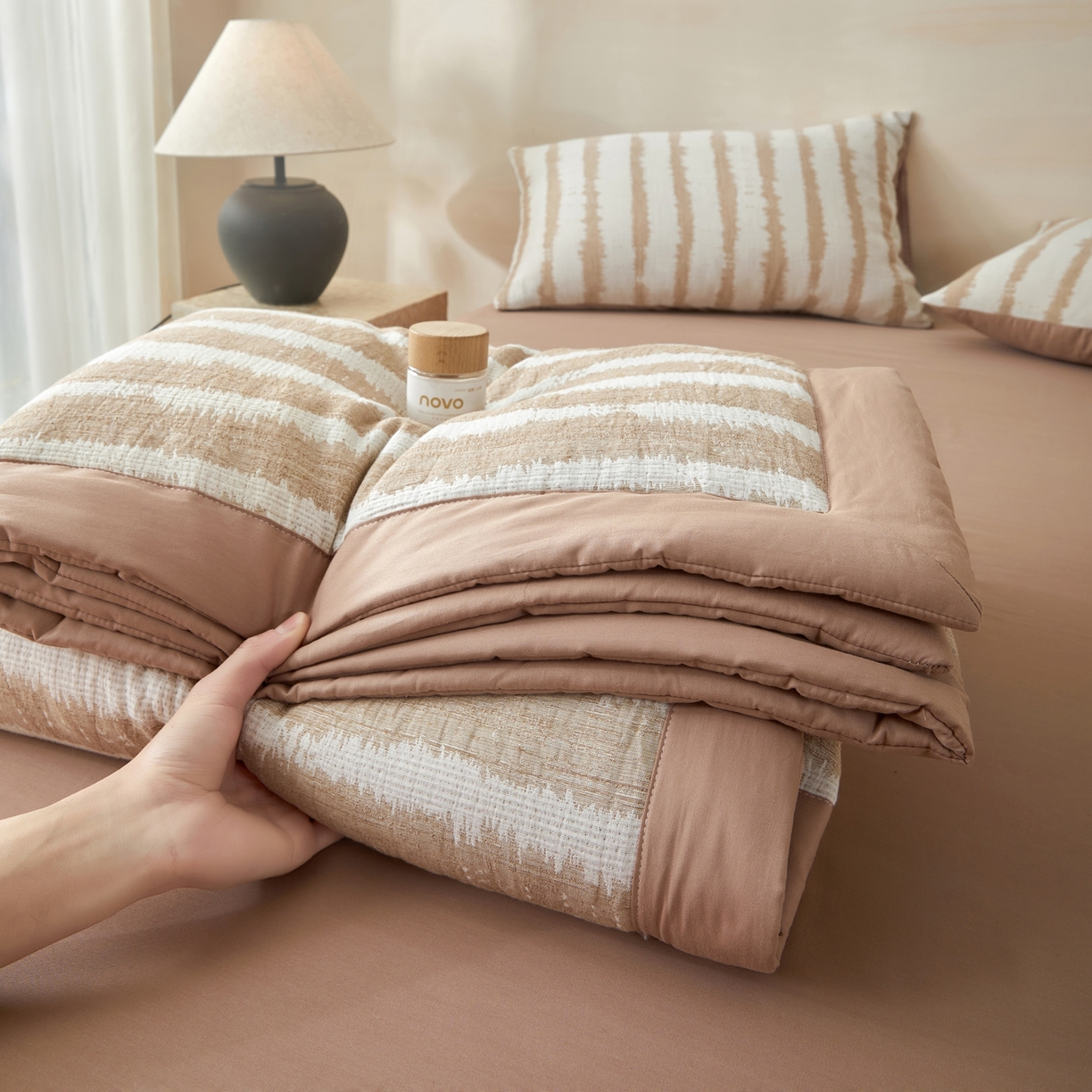 91家纺网 家纺一手货源 找家纺 吾诺家居 2026新款全棉纯棉大提花新疆棉花夏被夏凉被空调被四件套-律动 律动-奶咖