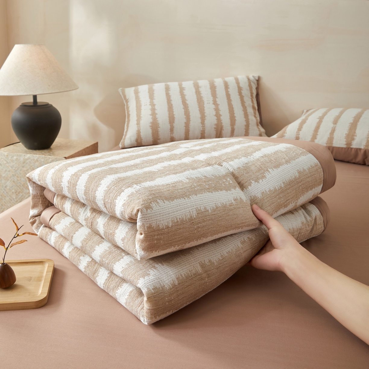 91家纺网 家纺一手货源 找家纺 吾诺家居 2026新款全棉纯棉大提花新疆棉花夏被夏凉被空调被四件套-律动 律动-奶咖