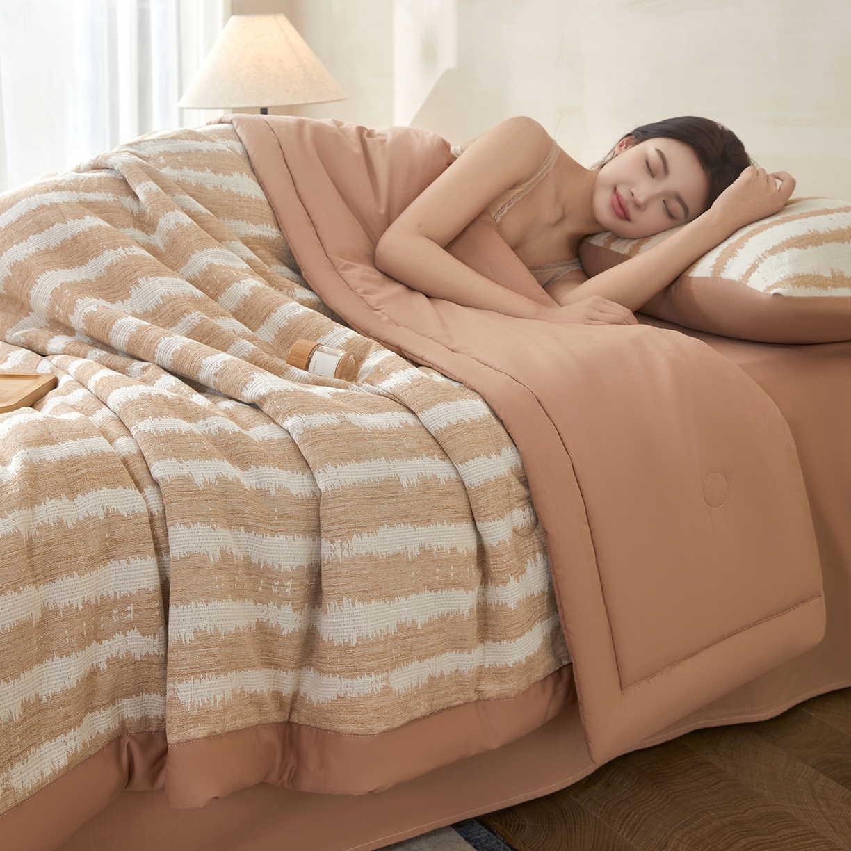 91家纺网 家纺一手货源 找家纺 吾诺家居 2026新款全棉纯棉大提花新疆棉花夏被夏凉被空调被四件套-律动 律动-奶咖