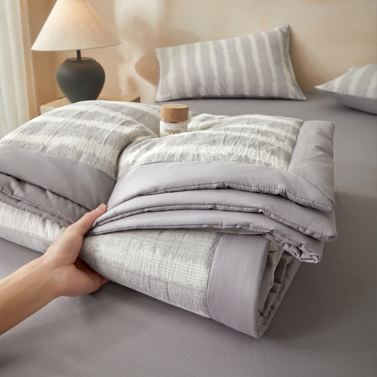 91家纺网 家纺一手货源 找家纺 吾诺家居 2026新款全棉纯棉大提花新疆棉花夏被夏凉被空调被四件套-律动 律动-浅灰