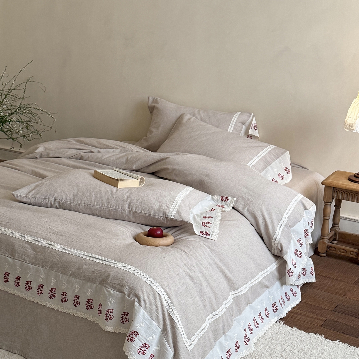 91家纺网 家纺一手货源 找家纺 MIU缪家居 2026新款亲肤舒适棉麻四件套-雾屿樱桃 复古咖