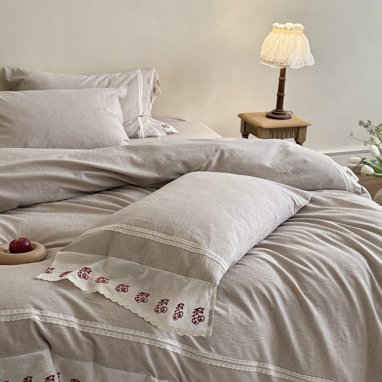 91家纺网 家纺一手货源 找家纺 MIU缪家居 2026新款亲肤舒适棉麻四件套-雾屿樱桃 复古咖