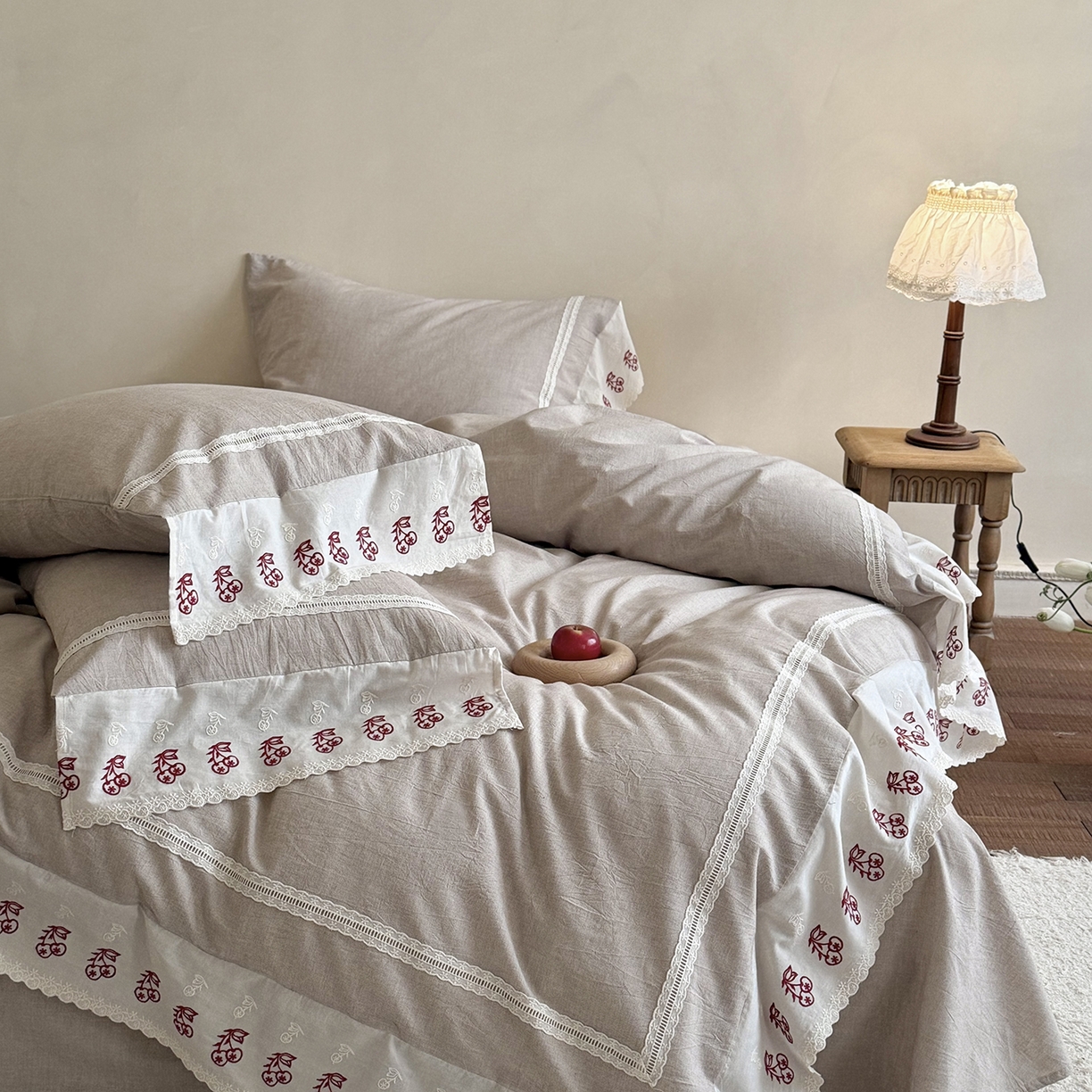 91家纺网 家纺一手货源 找家纺 MIU缪家居 2026新款亲肤舒适棉麻四件套-雾屿樱桃 复古咖